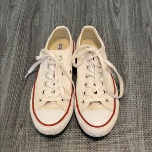 WHITE SIZE 7 LOW TOP CONVERSE ALL STAR SHOES